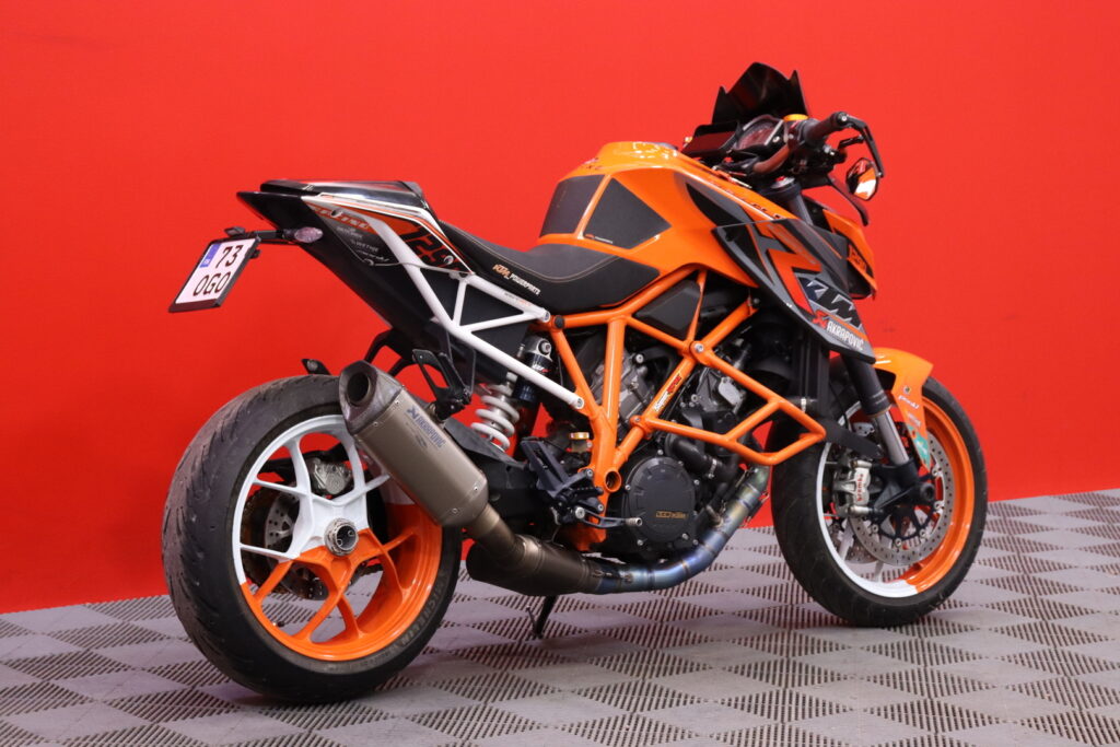 KTM - 1290 - Super Duke R // Suomi-Pyörä / Huoltokirja / Akrapovic-putkisto / Brembo / Navi // KTM - 1290 - Super Duke R // Suomi-Pyörä / Huoltokirja / Akrapovic-putkisto / Brembo / Navi // - Moottoripyörä