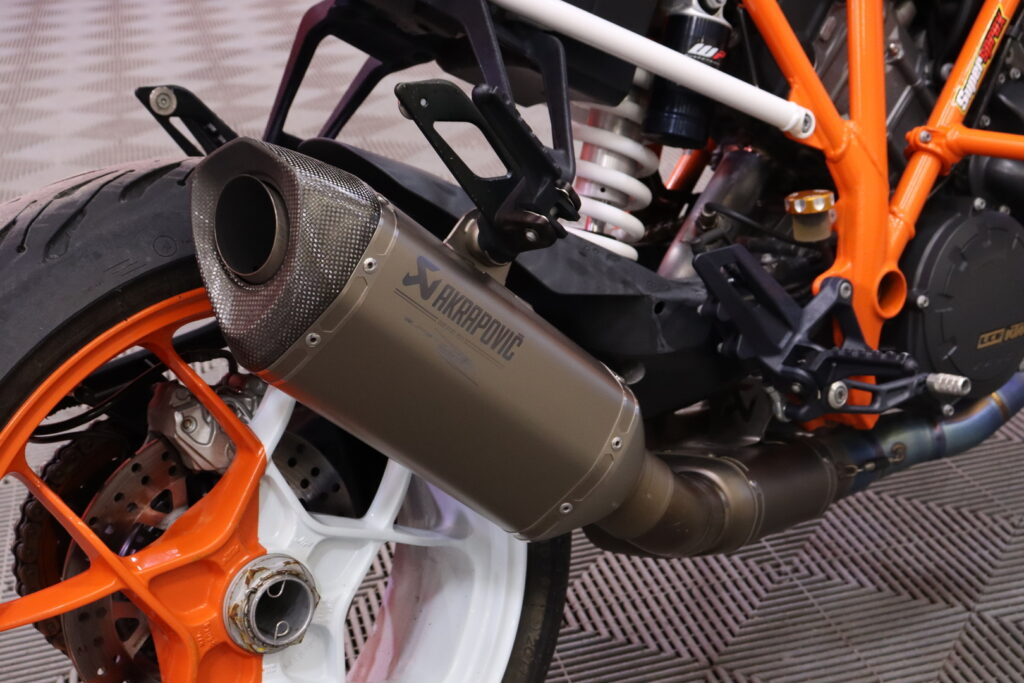 KTM - 1290 - Super Duke R // Suomi-Pyörä / Huoltokirja / Akrapovic-putkisto / Brembo / Navi // KTM - 1290 - Super Duke R // Suomi-Pyörä / Huoltokirja / Akrapovic-putkisto / Brembo / Navi // - Moottoripyörä