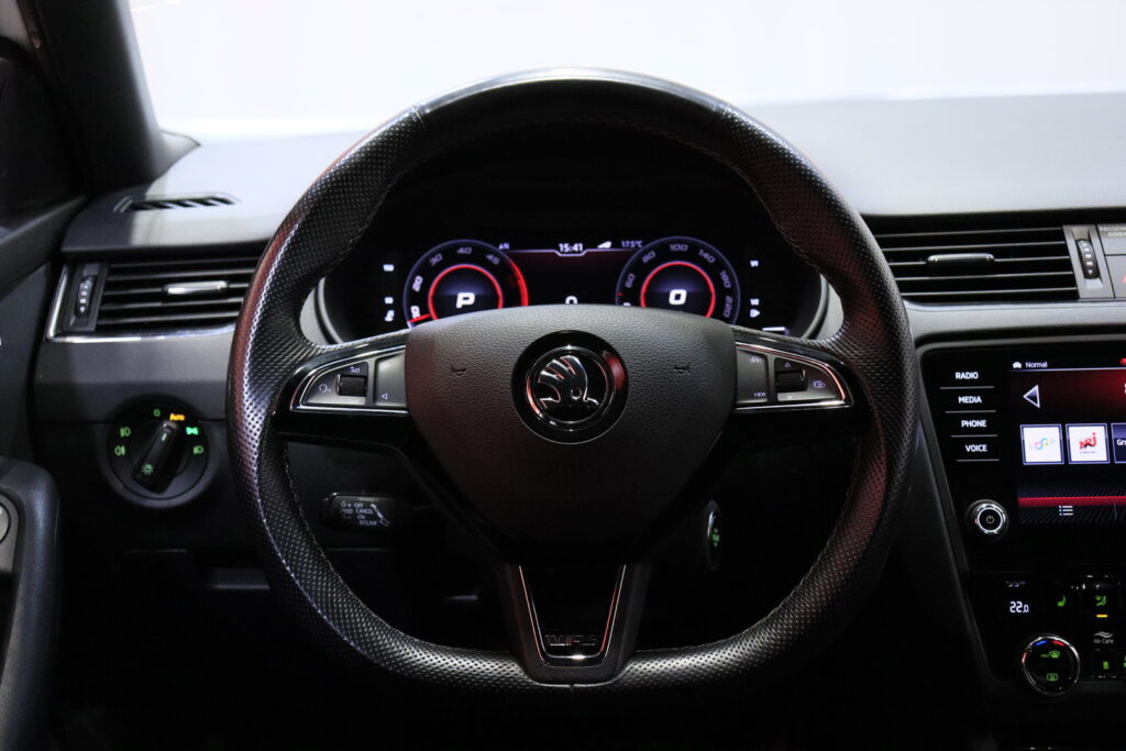 Skoda - Octavia - 2,0 TDI 184 4x4 RS BusinessLine DSG // Suomi-auto / Webasto / ACC / Digimittari / Keyless / BLIS / Tutkat / LED // Skoda - Octavia - 2,0 TDI 184 4x4 RS BusinessLine DSG // Suomi-auto / Webasto / ACC / Digimittari / Keyless / BLIS / Tutkat / LED // - Sedan