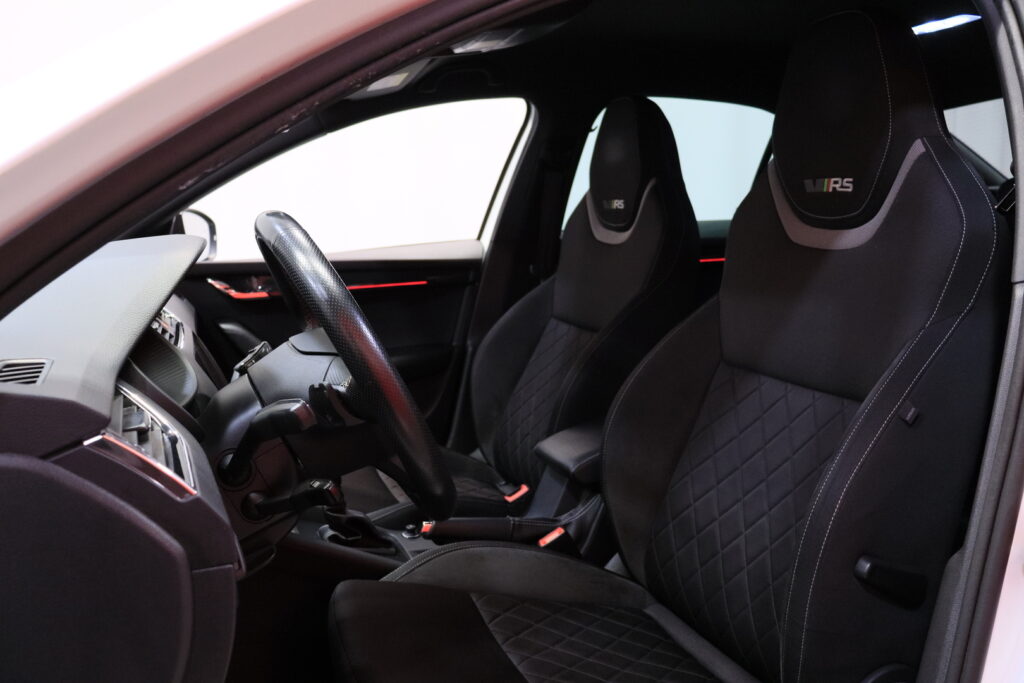 Skoda - Octavia - 2,0 TDI 184 4x4 RS BusinessLine DSG // Suomi-auto / Webasto / ACC / Digimittari / Keyless / BLIS / Tutkat / LED // Skoda - Octavia - 2,0 TDI 184 4x4 RS BusinessLine DSG // Suomi-auto / Webasto / ACC / Digimittari / Keyless / BLIS / Tutkat / LED // - Sedan