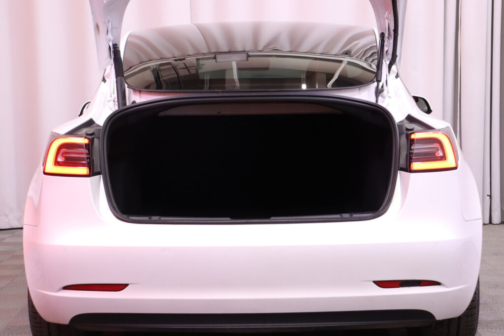 tuotekuva-Tesla-Model-3-CRG-613-2026-01-09-160502-16 tuotekuva-Tesla-Model-3-CRG-613-2026-01-09-160502-16