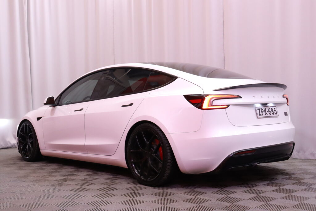 Tesla - Model 3 - Performance AWD Highland // 2x 20'' vanteet / Takanäyttö / Ilmastoidut etuistuimet // Tesla - Model 3 - Performance AWD Highland // 2x 20'' vanteet / Takanäyttö / Ilmastoidut etuistuimet // - Sedan