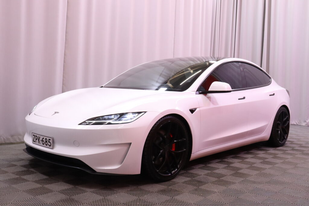 Tesla - Model 3 - Performance AWD Highland // 2x 20'' vanteet / Takanäyttö / Ilmastoidut etuistuimet // Tesla - Model 3 - Performance AWD Highland // 2x 20'' vanteet / Takanäyttö / Ilmastoidut etuistuimet // - Sedan