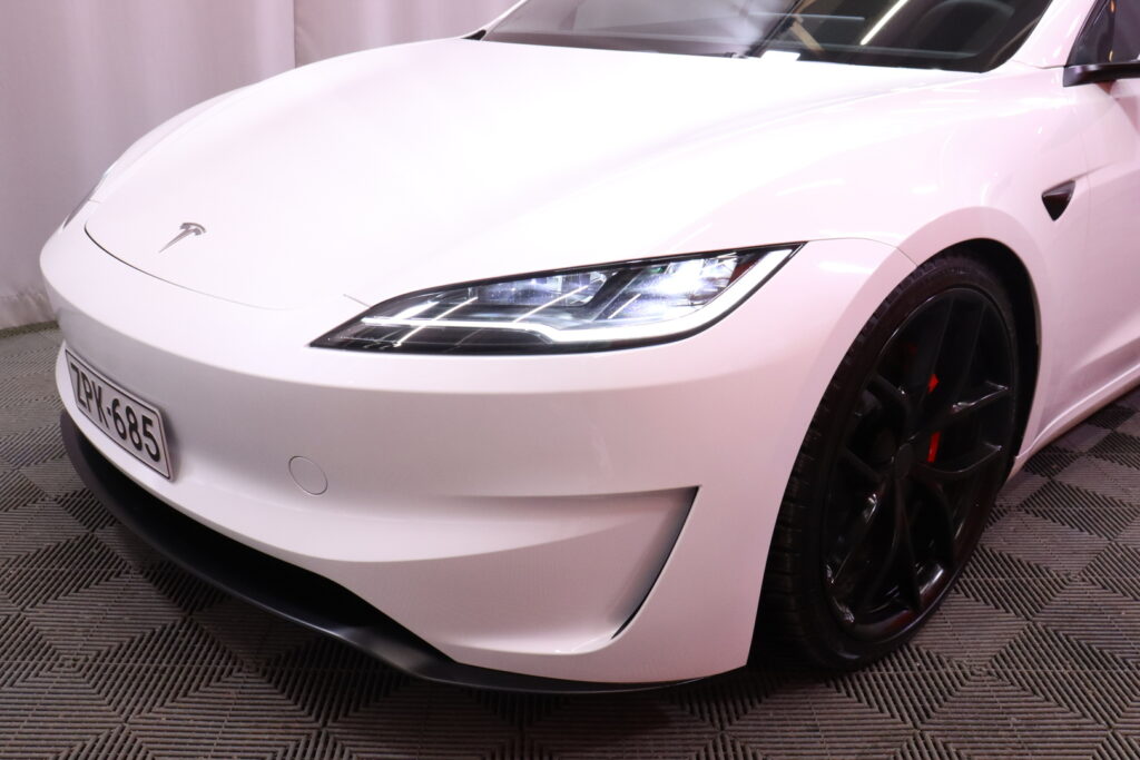 Tesla - Model 3 - Performance AWD Highland // 2x 20'' vanteet / Takanäyttö / Ilmastoidut etuistuimet // Tesla - Model 3 - Performance AWD Highland // 2x 20'' vanteet / Takanäyttö / Ilmastoidut etuistuimet // - Sedan