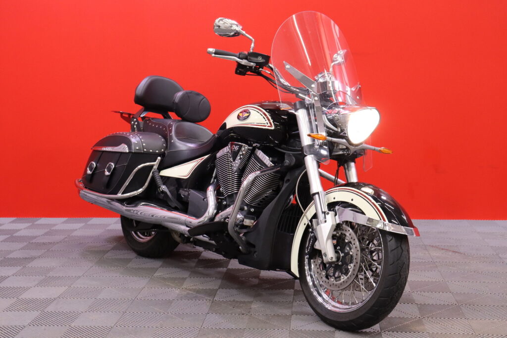 VICTORY - CROSS - Roads Classic LE Limited Edition // Huoltokirja / Vakionopeudensäädin / Limited Edition Erikoisväri // VICTORY - CROSS - Roads Classic LE Limited Edition // Huoltokirja / Vakionopeudensäädin / Limited Edition Erikoisväri // - Moottoripyörä