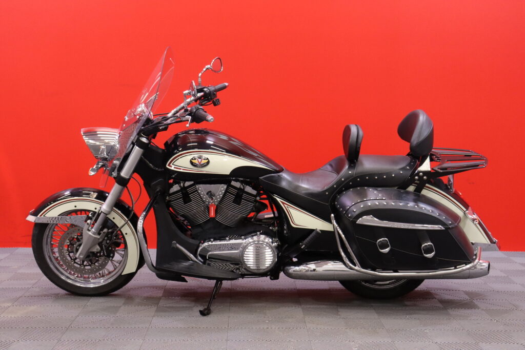 VICTORY - CROSS - Roads Classic LE Limited Edition // Huoltokirja / Vakionopeudensäädin / Limited Edition Erikoisväri // VICTORY - CROSS - Roads Classic LE Limited Edition // Huoltokirja / Vakionopeudensäädin / Limited Edition Erikoisväri // - Moottoripyörä