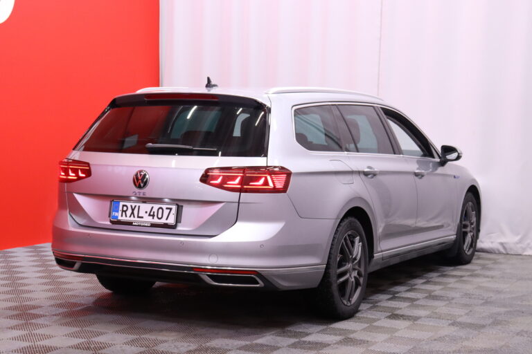 Volkswagen - Passat - Variant GTE Premium Plug-In Hybrid 160 kW DSG-automaatti // DCC / Webasto / Apple Carplay / Vetokoukku // - Farmari
