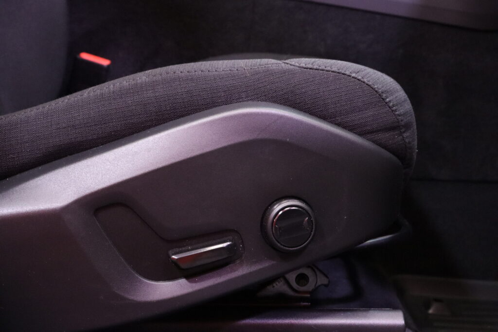 Volvo - XC60 - B4 AWD D-MHEV Business aut // Webasto / Koukku / Pilot Assist / VOC / BLIS / P-tutkat / Keyless Go // Volvo - XC60 - B4 AWD D-MHEV Business aut // Webasto / Koukku / Pilot Assist / VOC / BLIS / P-tutkat / Keyless Go // - Maastoauto