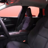 Volvo - XC60 - B4 AWD D-MHEV Business aut // Webasto / Koukku / Pilot Assist / VOC / BLIS / P-tutkat / Keyless Go // - Maastoauto