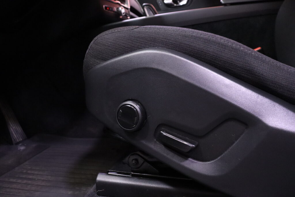 Volvo - XC60 - B4 AWD D-MHEV Business aut // Webasto / Koukku / Pilot Assist / VOC / BLIS / P-tutkat / Keyless Go // Volvo - XC60 - B4 AWD D-MHEV Business aut // Webasto / Koukku / Pilot Assist / VOC / BLIS / P-tutkat / Keyless Go // - Maastoauto