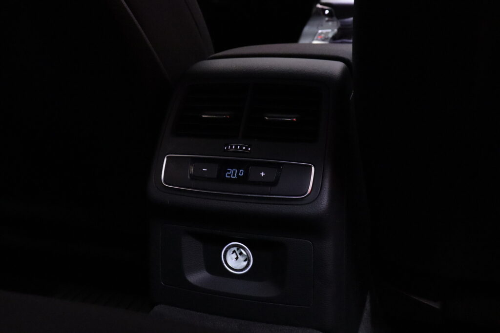 Audi - A4 - Avant Business Sport Comfort S line Edition 2,0 TDI 140 kW quattro S tronic // Suomi-auto / Webasto / Koukku / Sporttipenkit / LED // Audi - A4 - Avant Business Sport Comfort S line Edition 2,0 TDI 140 kW quattro S tronic // Suomi-auto / Webasto / Koukku / Sporttipenkit / LED // - Farmari