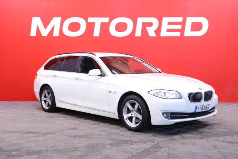 BMW - 520 - TwinPower Turbo A F11 Touring Business Automatic Edition // Xenon / Vakionopeudensäädin / Tutkat / 2x Renkaat / - Farmari