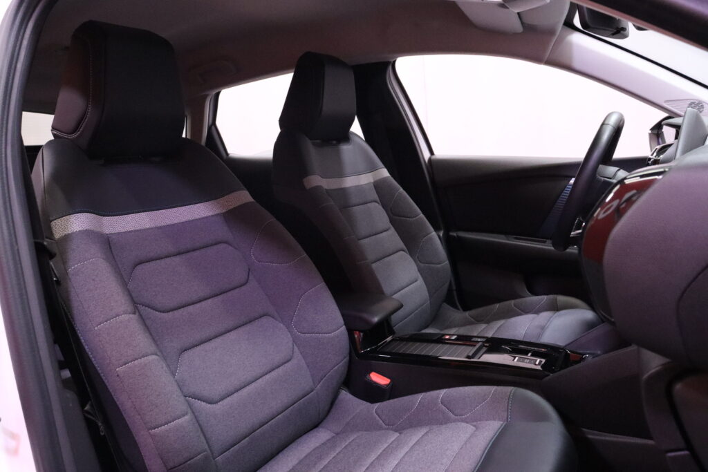 Citroen - C4 - Full Electric 136 Feel Pack 50 kWh Automaatti // Merkkihuollettu! / Active Safety Brake / Bluetooth / 2x Renkaat // Citroen - C4 - Full Electric 136 Feel Pack 50 kWh Automaatti // Merkkihuollettu! / Active Safety Brake / Bluetooth / 2x Renkaat // - Viistoperä