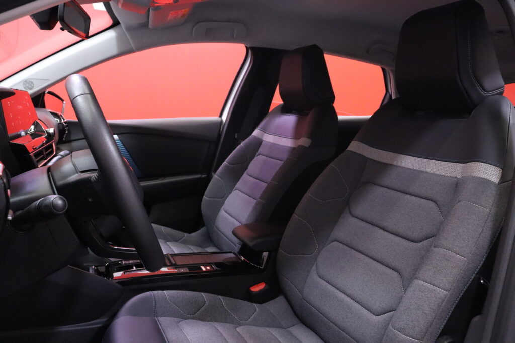 Citroen - C4 - Full Electric 136 Feel Pack 50 kWh Automaatti // Merkkihuollettu! / Active Safety Brake / Bluetooth / 2x Renkaat // Citroen - C4 - Full Electric 136 Feel Pack 50 kWh Automaatti // Merkkihuollettu! / Active Safety Brake / Bluetooth / 2x Renkaat // - Viistoperä