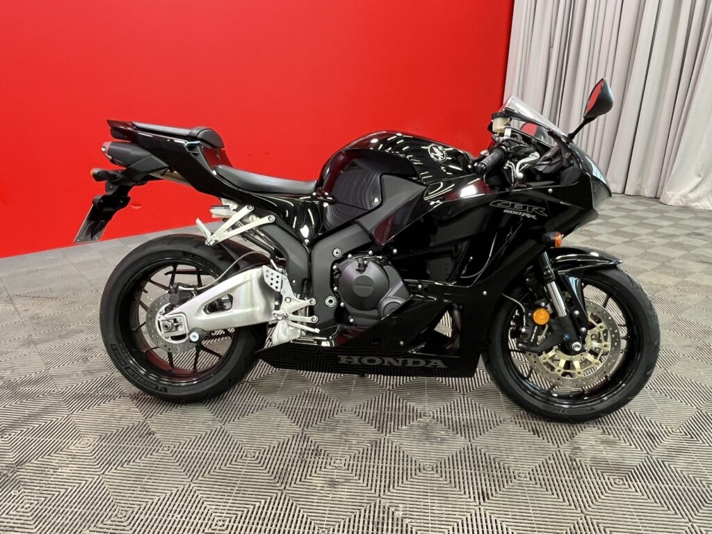 Honda - CBR - 600RR // Löytö! / 1.OM / Pikku kilsat! / Uudet renkaat! // Honda - CBR - 600RR // Löytö! / 1.OM / Pikku kilsat! / Uudet renkaat! // - Moottoripyörä