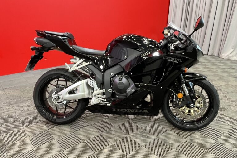 Honda - CBR - 600RR // Löytö! / 1.OM / Pikku kilsat! / Uudet renkaat! // - Moottoripyörä