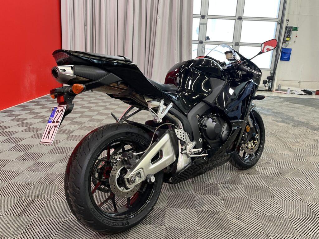 Honda - CBR - 600RR // Löytö! / 1.OM / Pikku kilsat! / Uudet renkaat! // Honda - CBR - 600RR // Löytö! / 1.OM / Pikku kilsat! / Uudet renkaat! // - Moottoripyörä