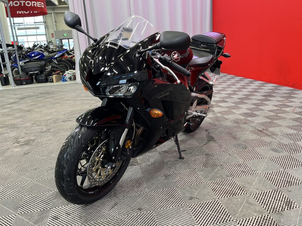 Honda - CBR - 600RR // Löytö! / 1.OM / Pikku kilsat! / Uudet renkaat! // Honda - CBR - 600RR // Löytö! / 1.OM / Pikku kilsat! / Uudet renkaat! // - Moottoripyörä