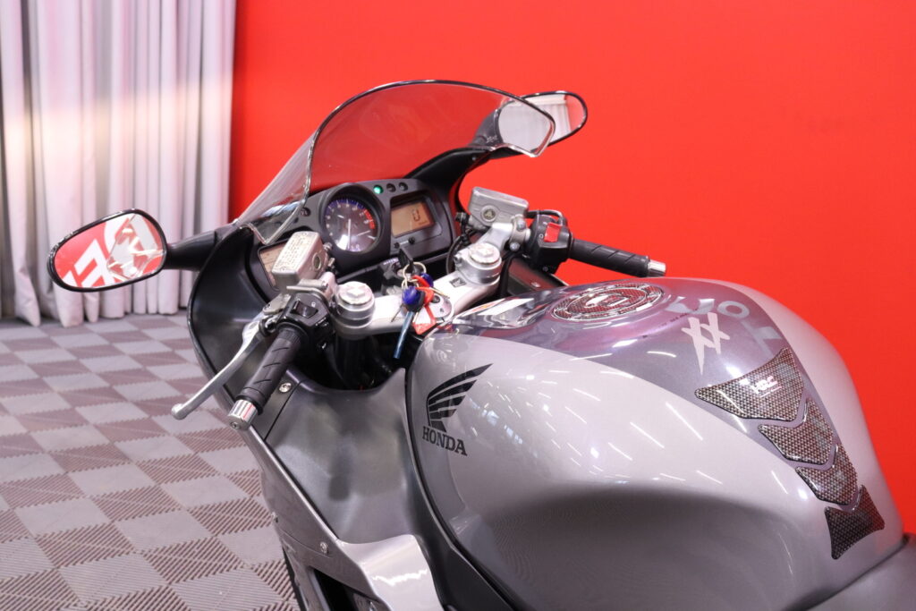 Honda - CBR - 1100 XX Super Blackbird // Kuin uusi! / Uudet renkaat! / Huoltokirja / Suomi-pyörä / 3x laukut // Honda - CBR - 1100 XX Super Blackbird // Kuin uusi! / Uudet renkaat! / Huoltokirja / Suomi-pyörä / 3x laukut // - Moottoripyörä