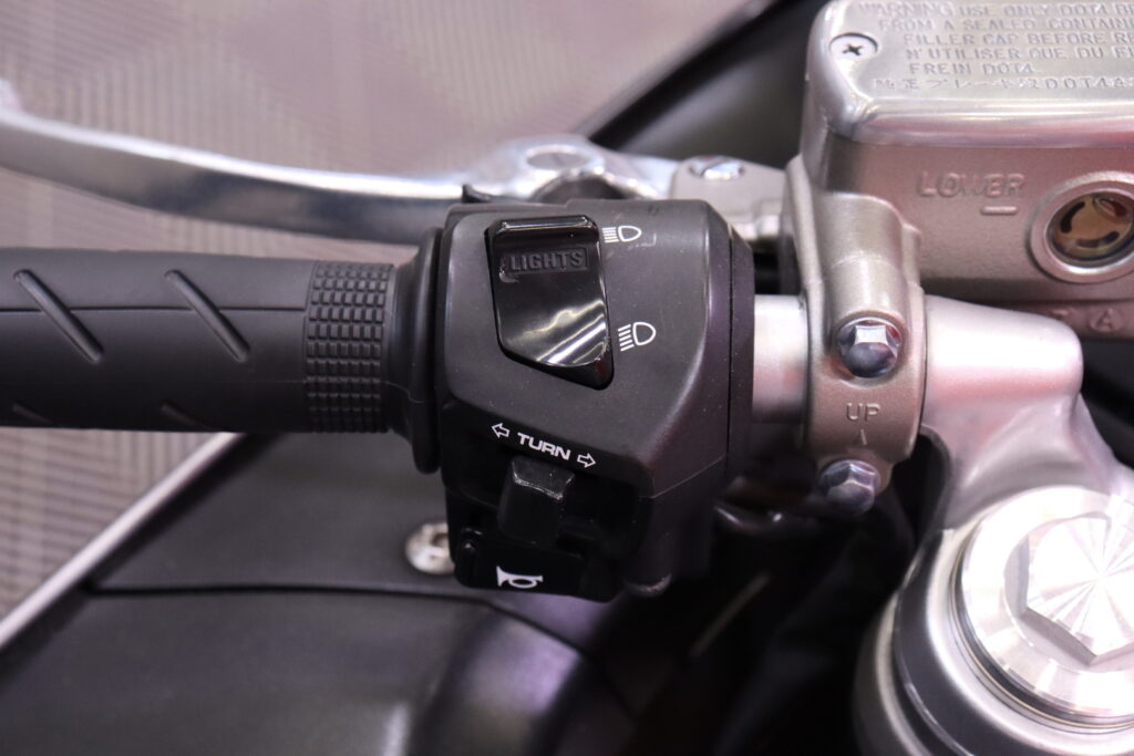 Honda - CBR - 1100 XX Super Blackbird // Kuin uusi! / Uudet renkaat! / Huoltokirja / Suomi-pyörä / 3x laukut // Honda - CBR - 1100 XX Super Blackbird // Kuin uusi! / Uudet renkaat! / Huoltokirja / Suomi-pyörä / 3x laukut // - Moottoripyörä