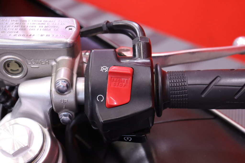 Honda - CBR - 1100 XX Super Blackbird // Kuin uusi! / Uudet renkaat! / Huoltokirja / Suomi-pyörä / 3x laukut // Honda - CBR - 1100 XX Super Blackbird // Kuin uusi! / Uudet renkaat! / Huoltokirja / Suomi-pyörä / 3x laukut // - Moottoripyörä