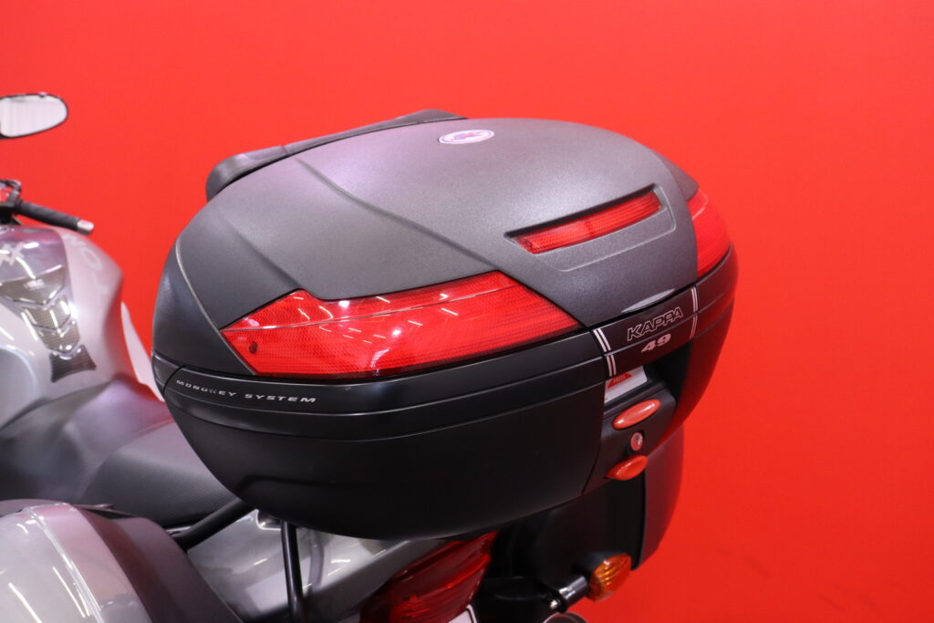 Honda - CBR - 1100 XX Super Blackbird // Kuin uusi! / Uudet renkaat! / Huoltokirja / Suomi-pyörä / 3x laukut // Honda - CBR - 1100 XX Super Blackbird // Kuin uusi! / Uudet renkaat! / Huoltokirja / Suomi-pyörä / 3x laukut // - Moottoripyörä