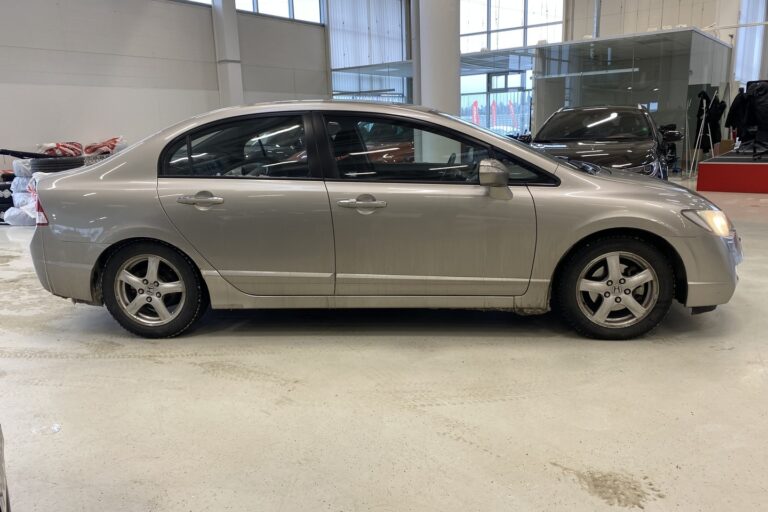 Honda - Civic - 4D CIVIC SEDAN 1.8 // Juuri saapunut / Suomi-auto / Kattoikkuna / Koukku / Vakkari // - Sedan