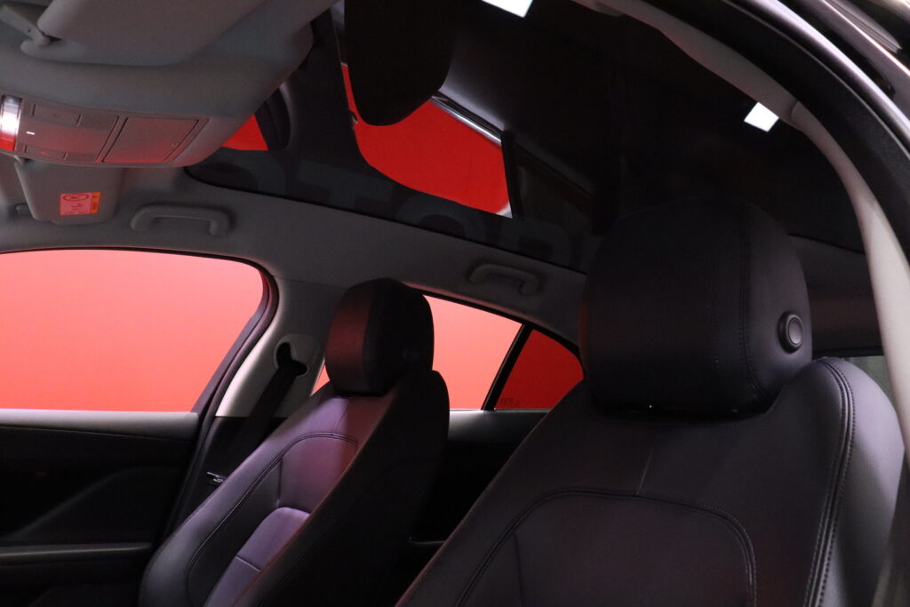 Jaguar - I-PACE - EV400 S // Esi-Ilmastointi / Lasikatto / P-Kamera / Meridian / LED / Sporttinahat / Keyless / Ratinlämmitin / Navi / Jaguar - I-PACE - EV400 S // Esi-Ilmastointi / Lasikatto / P-Kamera / Meridian / LED / Sporttinahat / Keyless / Ratinlämmitin / Navi / - Viistoperä