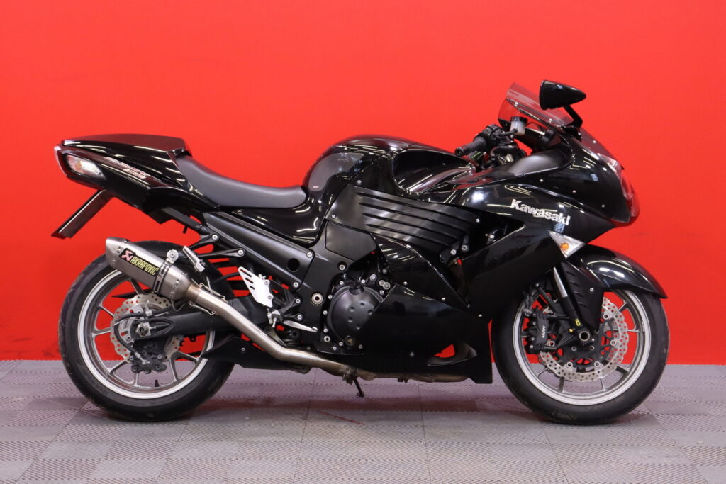 Kawasaki - ZZR - 1400 // Suomi-pyörä / Huoltokirja / Supercorsa-renkaat // Kawasaki - ZZR - 1400 // Suomi-pyörä / Huoltokirja / Supercorsa-renkaat // - Moottoripyörä