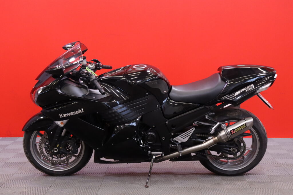 Kawasaki - ZZR - 1400 // Suomi-pyörä / Huoltokirja / Supercorsa-renkaat // Kawasaki - ZZR - 1400 // Suomi-pyörä / Huoltokirja / Supercorsa-renkaat // - Moottoripyörä