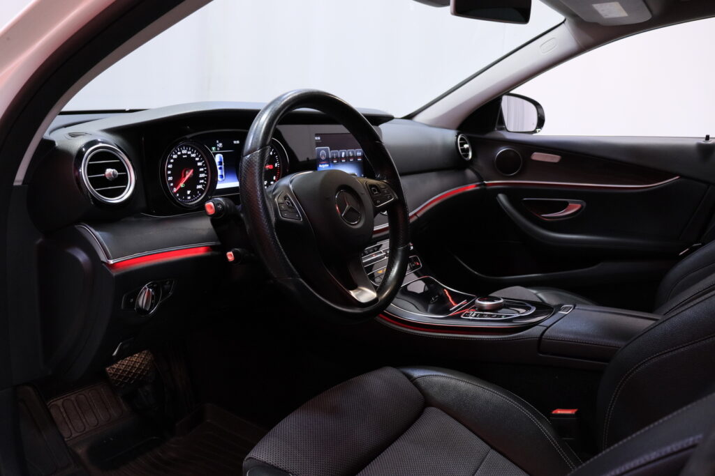 Mercedes-Benz - E - 220 d A Business Avantgarde Mercedes-Benz - E - 220 d A Business Avantgarde - Sedan