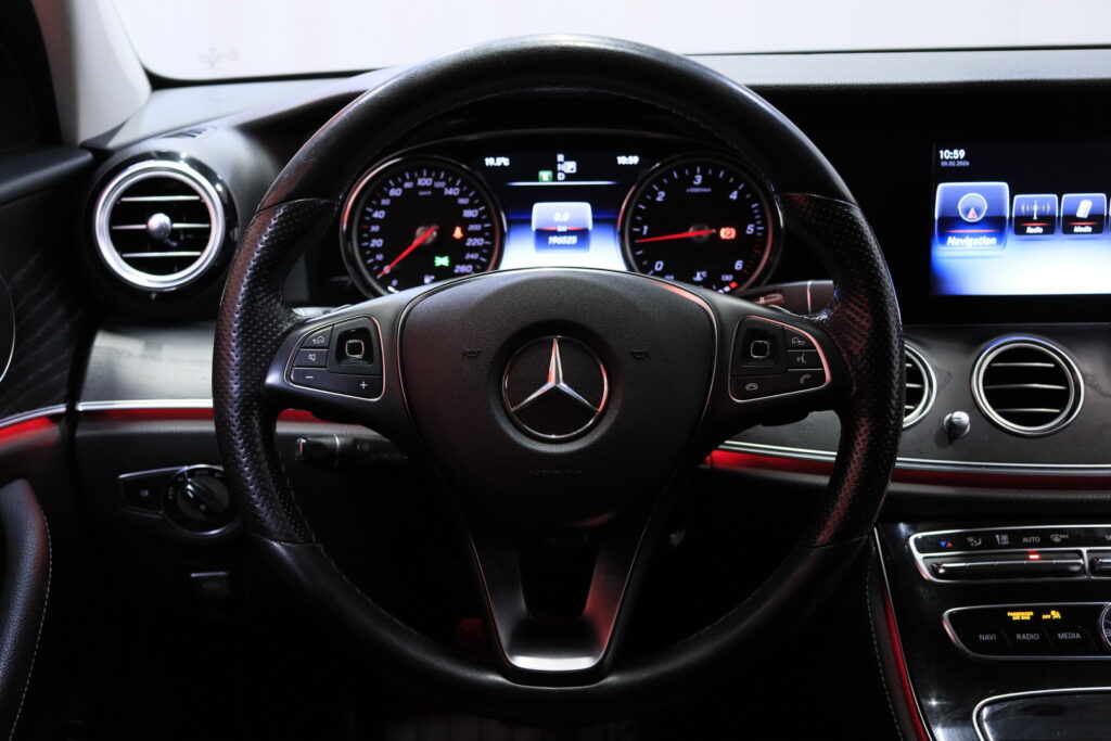 Mercedes-Benz - E - 220 d A Business Avantgarde Mercedes-Benz - E - 220 d A Business Avantgarde - Sedan