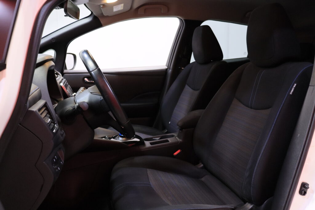 Nissan - Leaf - Acenta 40 KWh Nissan - Leaf - Acenta 40 KWh - Viistoperä