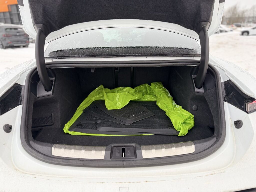 tuotekuva-Porsche-Taycan-OXZ-518-2026-02-26-164838-15 tuotekuva-Porsche-Taycan-OXZ-518-2026-02-26-164838-15