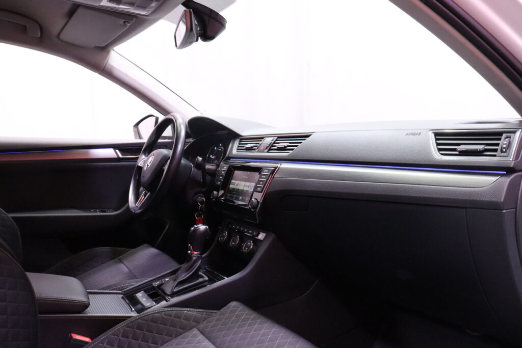 Skoda - Superb - 2,0 TDI 190 4x4 Style DSG Autom // Webasto / ACC / Muistipenkki / P-Kamera / Vetokoukku / Ambient // Skoda - Superb - 2,0 TDI 190 4x4 Style DSG Autom // Webasto / ACC / Muistipenkki / P-Kamera / Vetokoukku / Ambient // - Sedan