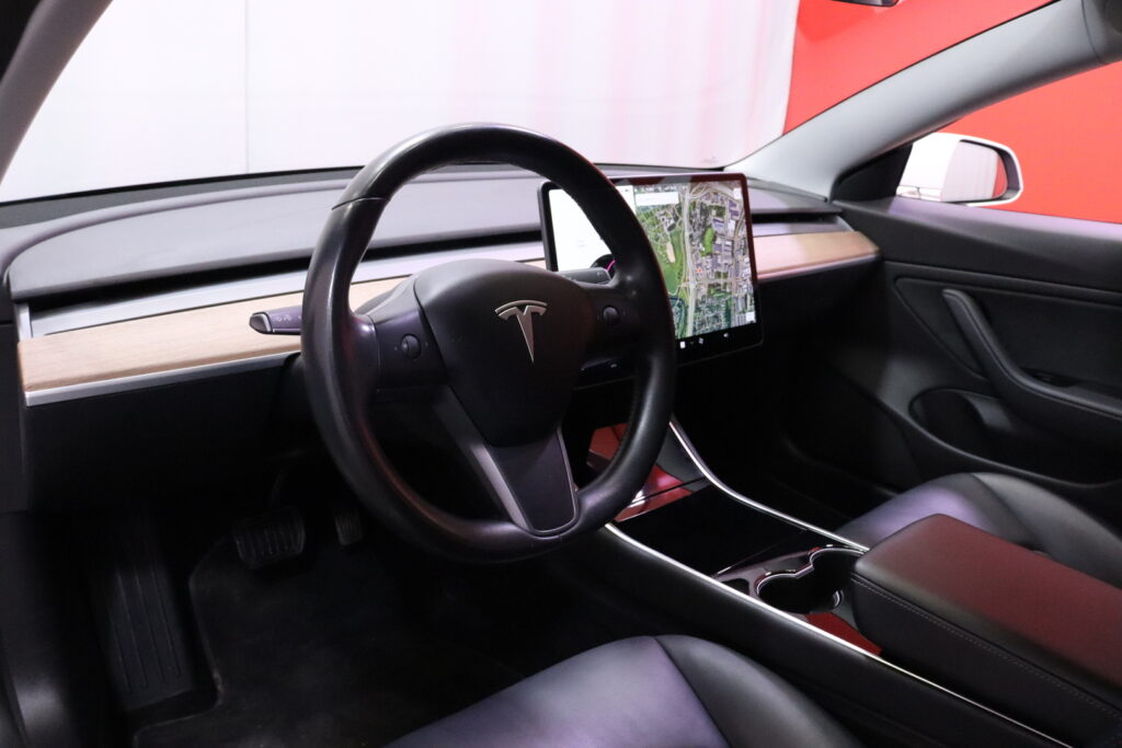 tuotekuva-Tesla-Model-3-CMU-130-2026-02-19-133103-17 tuotekuva-Tesla-Model-3-CMU-130-2026-02-19-133103-17