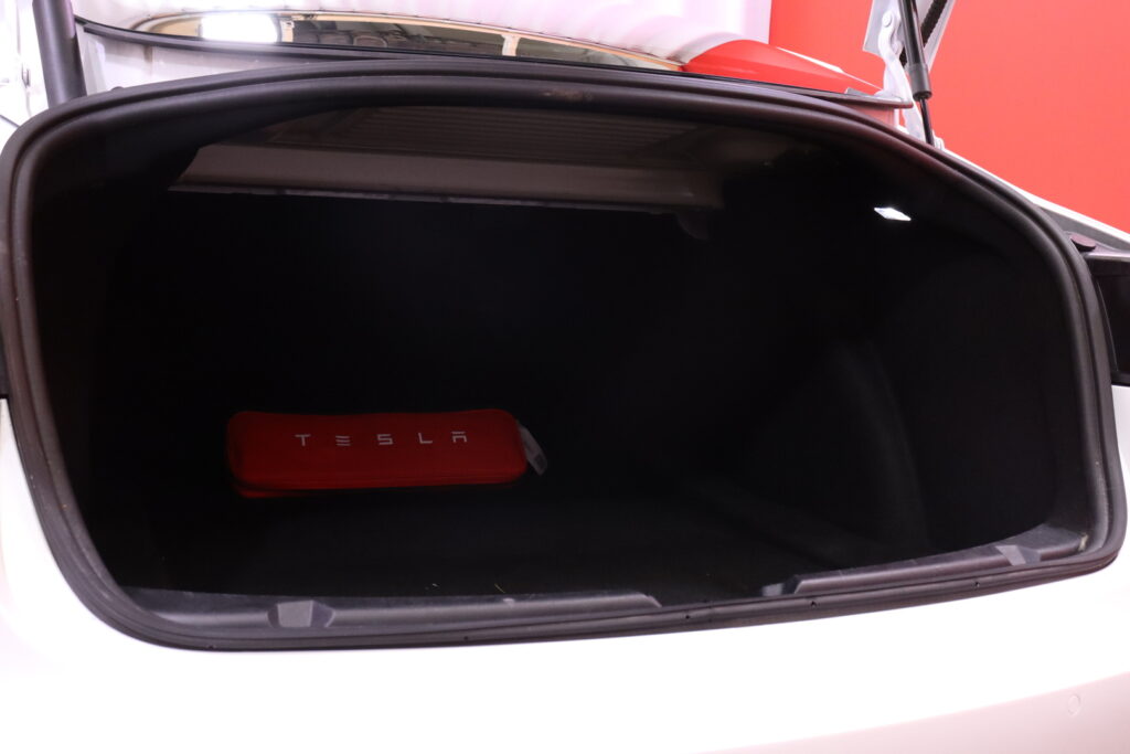 tuotekuva-Tesla-Model-3-YLZ-327-2026-02-19-101103-25 tuotekuva-Tesla-Model-3-YLZ-327-2026-02-19-101103-25