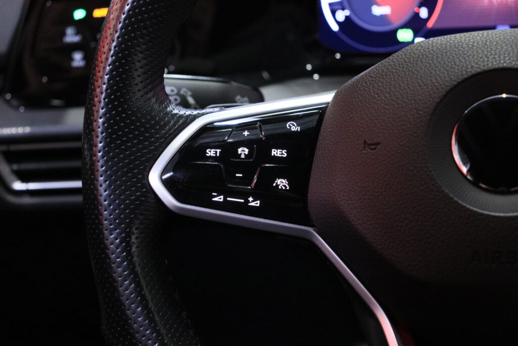 tuotekuva-Volkswagen-Golf-YJL-142-2026-02-24-151103-15 tuotekuva-Volkswagen-Golf-YJL-142-2026-02-24-151103-15