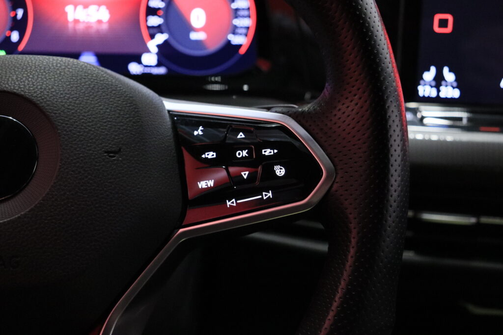 tuotekuva-Volkswagen-Golf-YJL-142-2026-02-24-151103-16 tuotekuva-Volkswagen-Golf-YJL-142-2026-02-24-151103-16