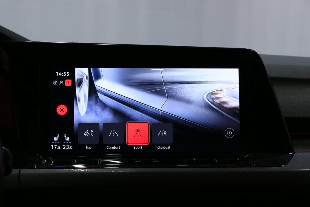 tuotekuva-Volkswagen-Golf-YJL-142-2026-02-24-151103-21 tuotekuva-Volkswagen-Golf-YJL-142-2026-02-24-151103-21