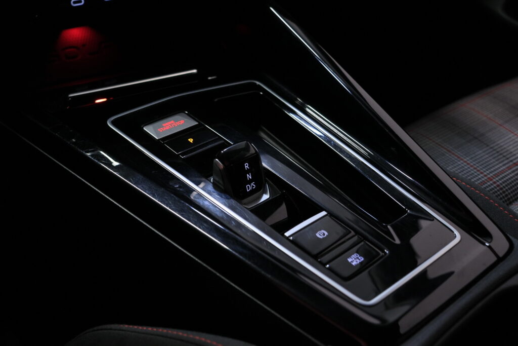 tuotekuva-Volkswagen-Golf-YJL-142-2026-02-24-151103-25 tuotekuva-Volkswagen-Golf-YJL-142-2026-02-24-151103-25