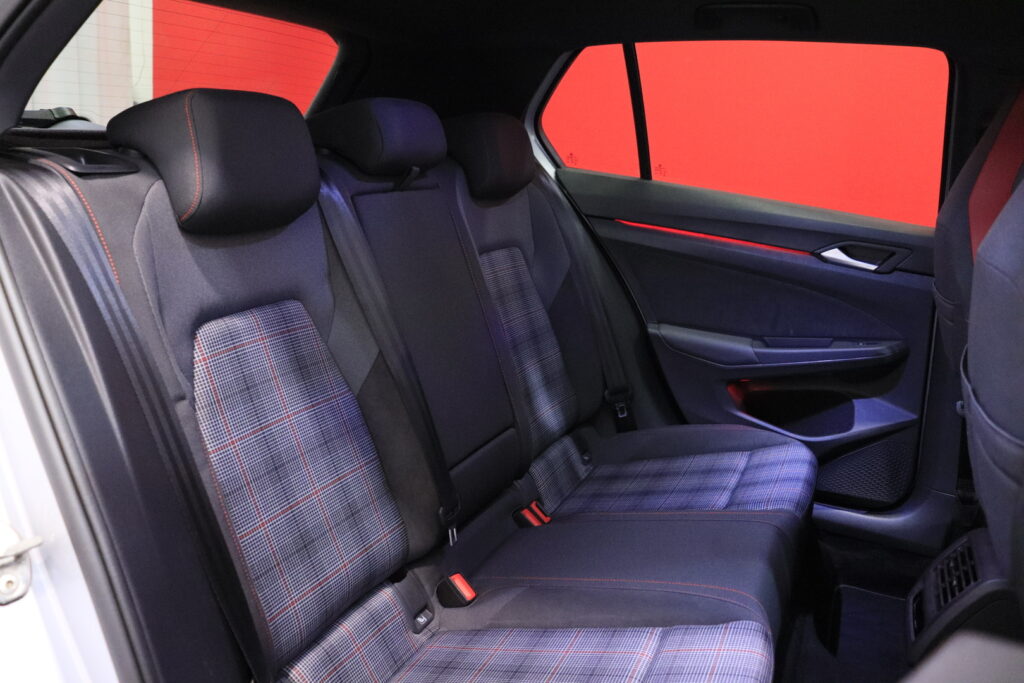 tuotekuva-Volkswagen-Golf-YJL-142-2026-02-24-151103-26 tuotekuva-Volkswagen-Golf-YJL-142-2026-02-24-151103-26