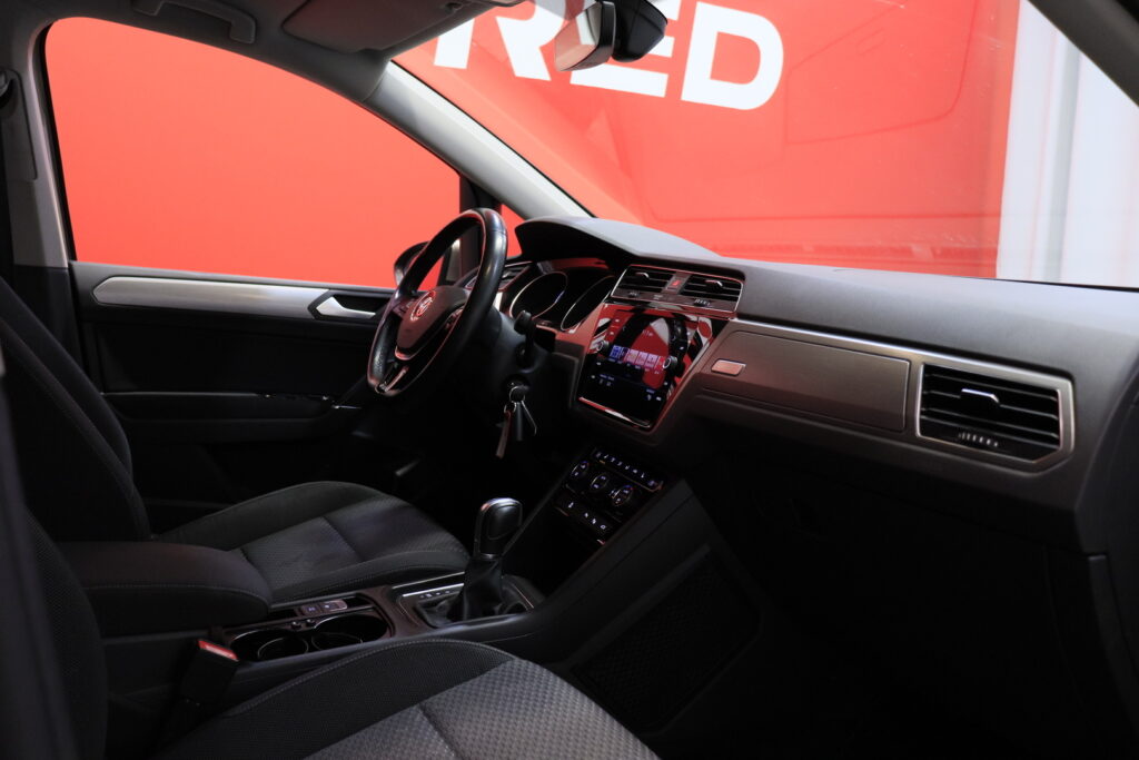 Volkswagen - Touran - Comfortline 1,6 TDI 85 kW (115 hv) DSG-automaatti Football Edition Volkswagen - Touran - Comfortline 1,6 TDI 85 kW (115 hv) DSG-automaatti Football Edition - Tila-auto