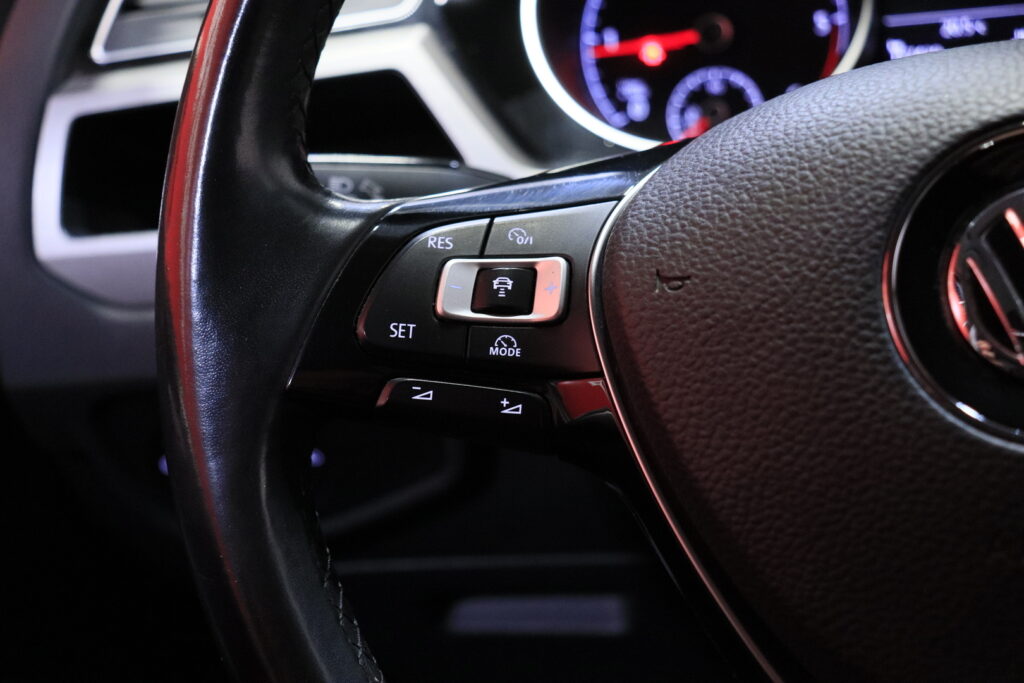 Volkswagen - Touran - Comfortline 1,6 TDI 85 kW (115 hv) DSG-automaatti Football Edition Volkswagen - Touran - Comfortline 1,6 TDI 85 kW (115 hv) DSG-automaatti Football Edition - Tila-auto