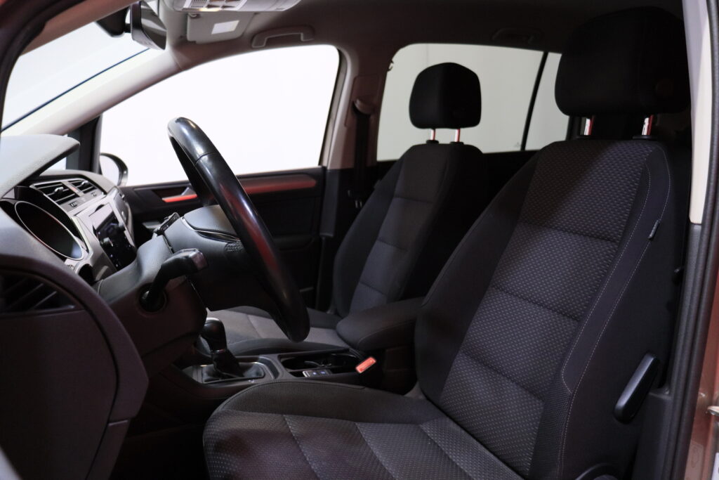 Volkswagen - Touran - Comfortline 1,6 TDI 85 kW (115 hv) DSG-automaatti Football Edition Volkswagen - Touran - Comfortline 1,6 TDI 85 kW (115 hv) DSG-automaatti Football Edition - Tila-auto