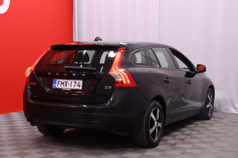 Volvo - V60 - D3 Business aut // 2x Renkaat / Sensus Navi / High Performance Sound / Lämmitettävä tuulilasi / Isofix // - Farmari