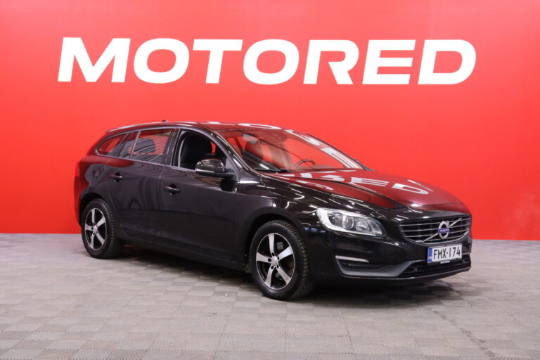 Volvo - V60 - D3 Business aut // 2x Renkaat / Sensus Navi / High Performance Sound / Lämmitettävä tuulilasi / Isofix // - Farmari