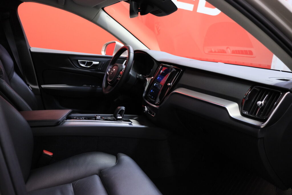 Volvo - V60 - B3 MHEV Business Plus Bright DCT aut Volvo - V60 - B3 MHEV Business Plus Bright DCT aut - Farmari