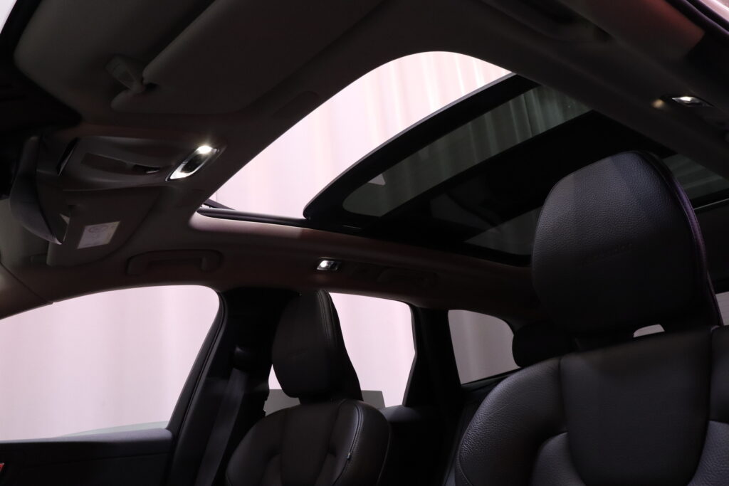 Volvo - XC60 - T8 AWD Inscription aut // PilotAssist / Full Led / KeylesGo / Koukku / Panoraama // Volvo - XC60 - T8 AWD Inscription aut // PilotAssist / Full Led / KeylesGo / Koukku / Panoraama // - Maastoauto