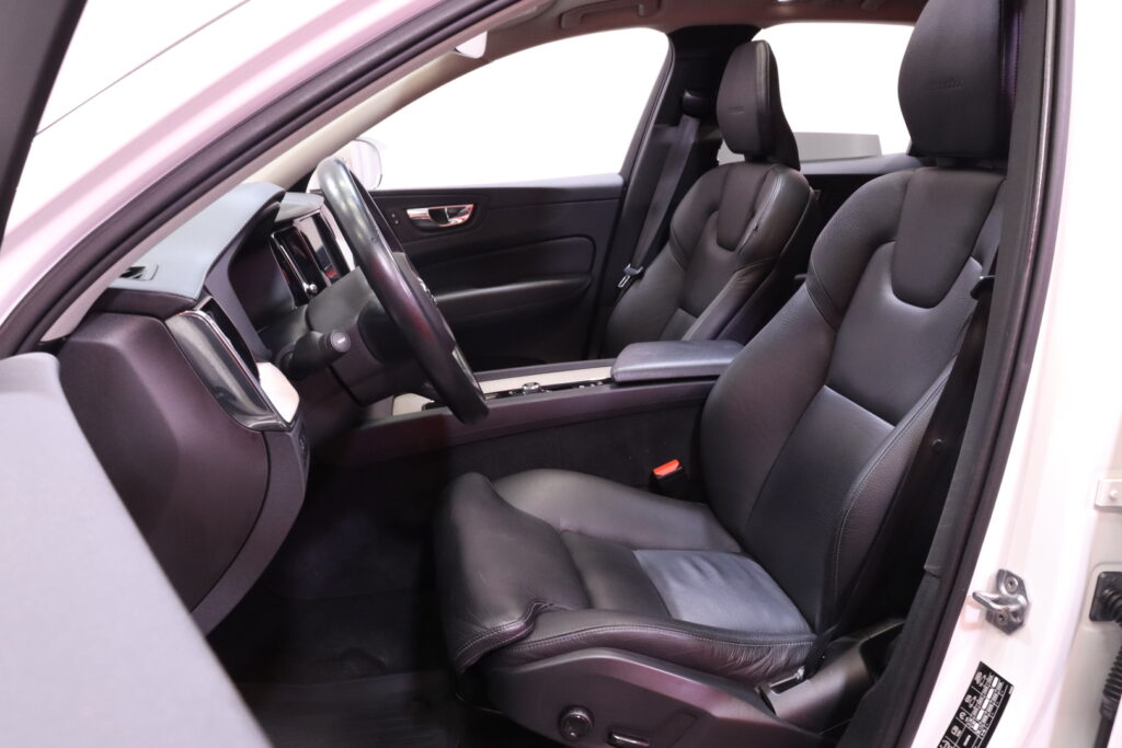 Volvo - XC60 - T8 AWD Inscription aut // PilotAssist / Full Led / KeylesGo / Koukku / Panoraama // Volvo - XC60 - T8 AWD Inscription aut // PilotAssist / Full Led / KeylesGo / Koukku / Panoraama // - Maastoauto